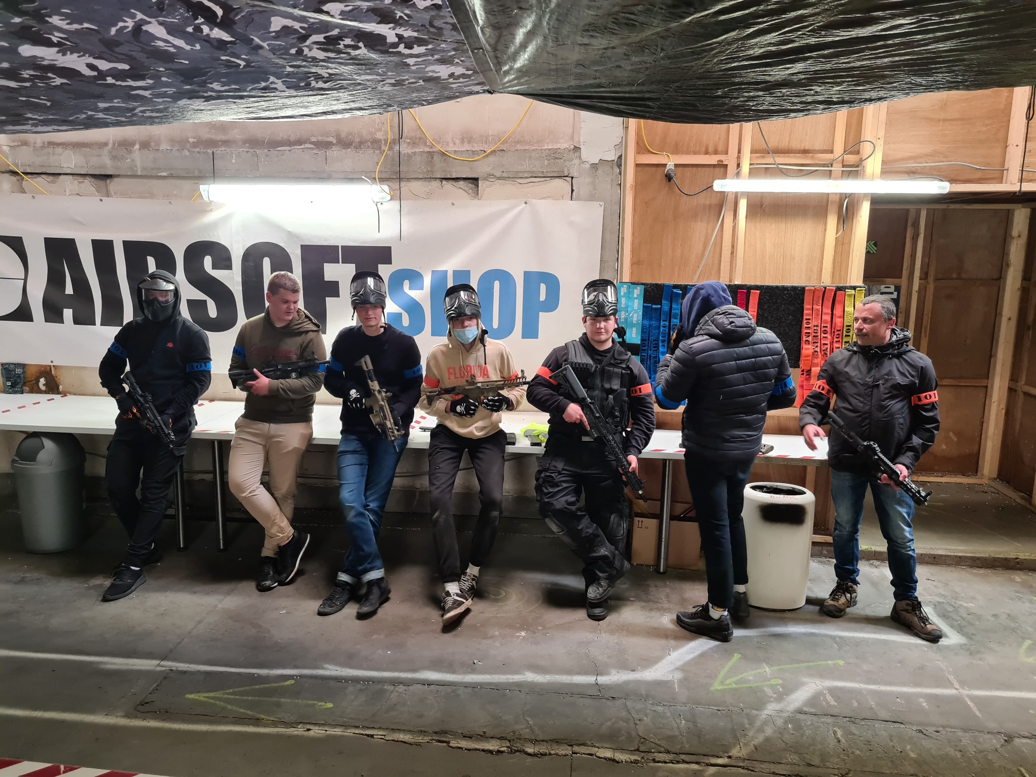 Spelers klaar voor een airsoftsessie bij AK Killhouse